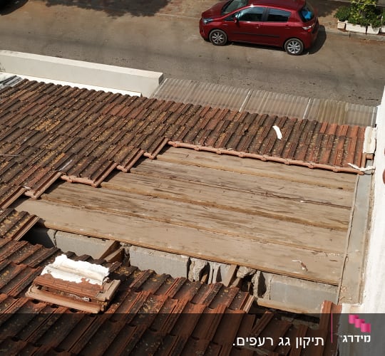 עבודות תיקון והחלפת רעפים בגג רעפים במבט מלמעלה